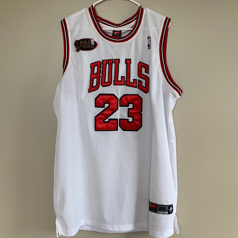 Mens size XX-Large Bulls jersey